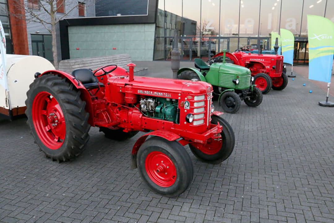 Met een link naar het verleden stond er naast de ingang van de Zeelandhallen een soort erehaag van door oldtimerclub OTMMZ ter beschikking gestelde oude tractoren van merken die inmiddels bijna allemaal zijn verdwenen, veelal doordat ze zijn op gegaan in andere merken. Van voor naar achter staan hier Bolinder Munktel, Deutz, Hanomag, Lanz en bijna niet zichtbaar McCormick Farmall.