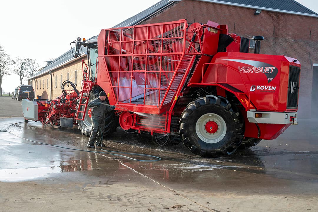 Met het ploegen van de wintervoor zijn de meeuwen er als de kippen bij. Op dit perceel van Maatschap Dinkla in het Groningse Bellingwolde, van ongeveer 15 hectare, stonden het afgelopen seizoen suikerbieten en groenbemester. - Foto: Koos van der Spek