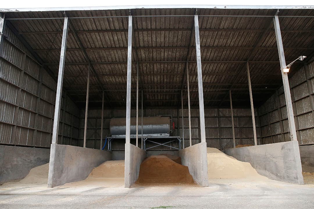 In de 80-stands GEA-carrouselmelkstal zit veel denkwerk van Alex van Bakel verwerkt. De draaisnelheid is via software gekoppeld aan de melkflow, zodat de stal altijd de hoogst mogelijke capaciteit haalt. De carrousel is voorbereid op robotarmen.