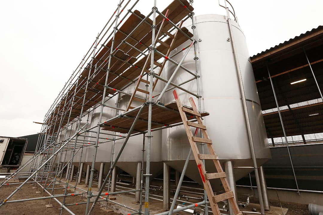 Willy van Bakel is samen met Wageningen UR bezig met het ontwerp van de Remedy-stal. Doel is om de methaanuitstoot tot nul terug te brengen. Over een bestaande stal komt een volledige overkapping; alle lucht wordt afgezogen. Het methaan ( aardgas ) wordt hieruit gehaald en kan worden gebruikt om mest mee te drogen. De temperatuur in de stal blijft zomer en winter op 10 graden.