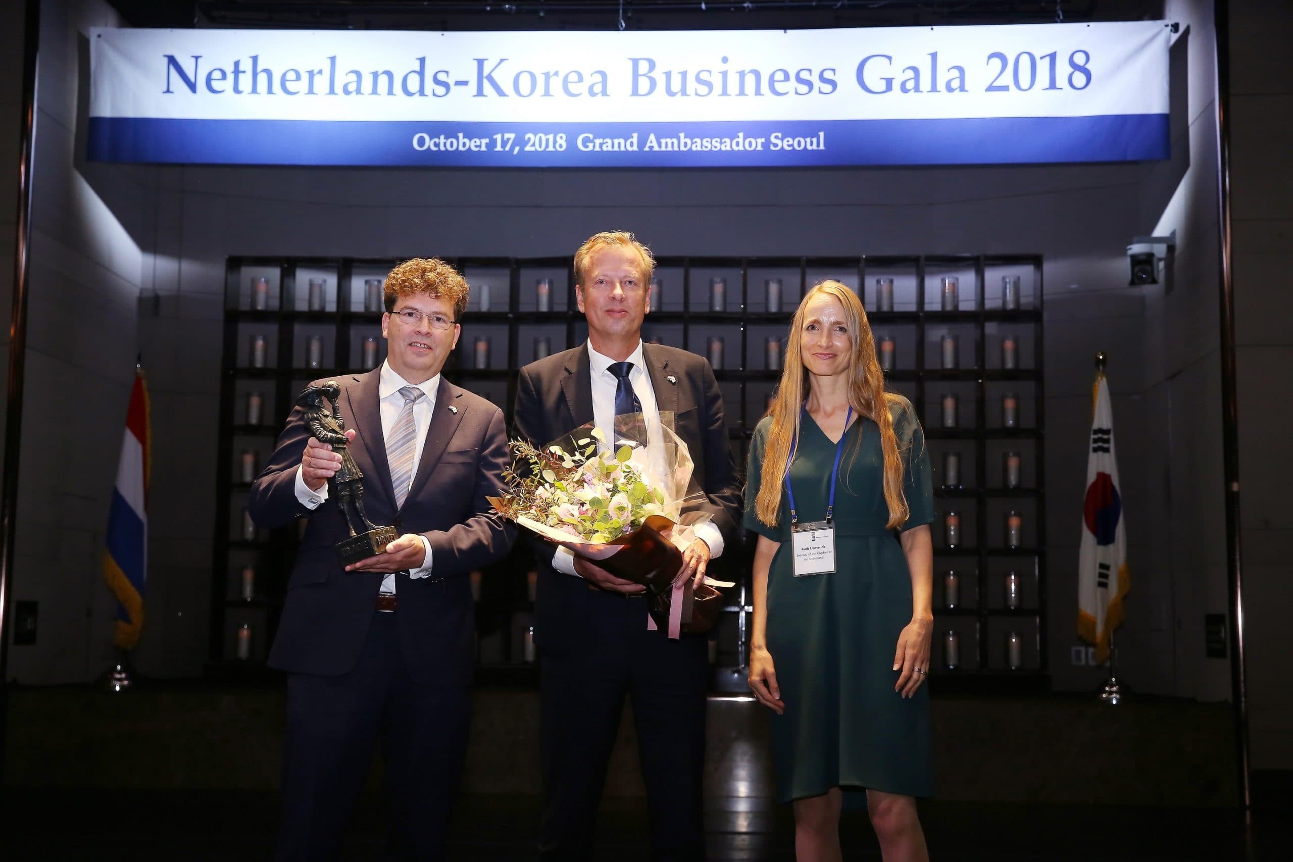 Maiko van der Meer en Eric de Jong van Vion nemen op de Nederlandse ambassade de prijs in ontvangst. - Foto: Heesang Chung