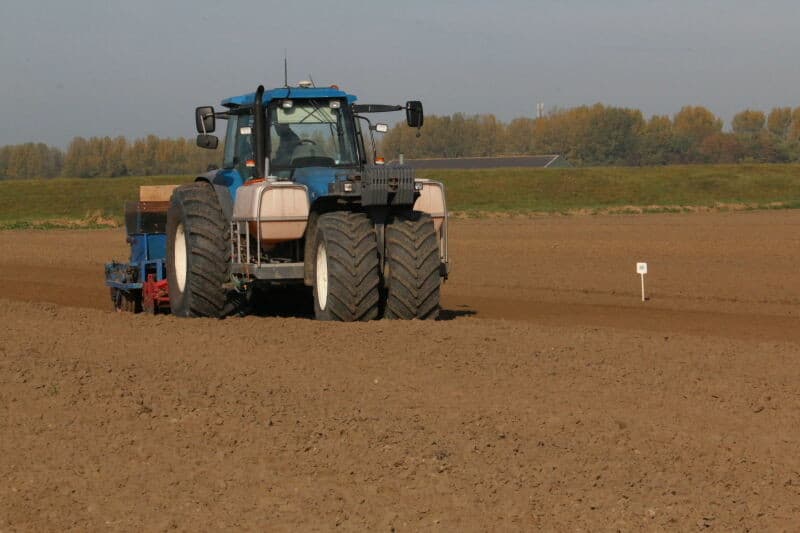 Het planten gebeurt met een tot driewieler omgebouwde Ford met daarachter rotoreg en plantmachine. Zo wordt in een werkgang het plantbed gelegd en de uien geplant.