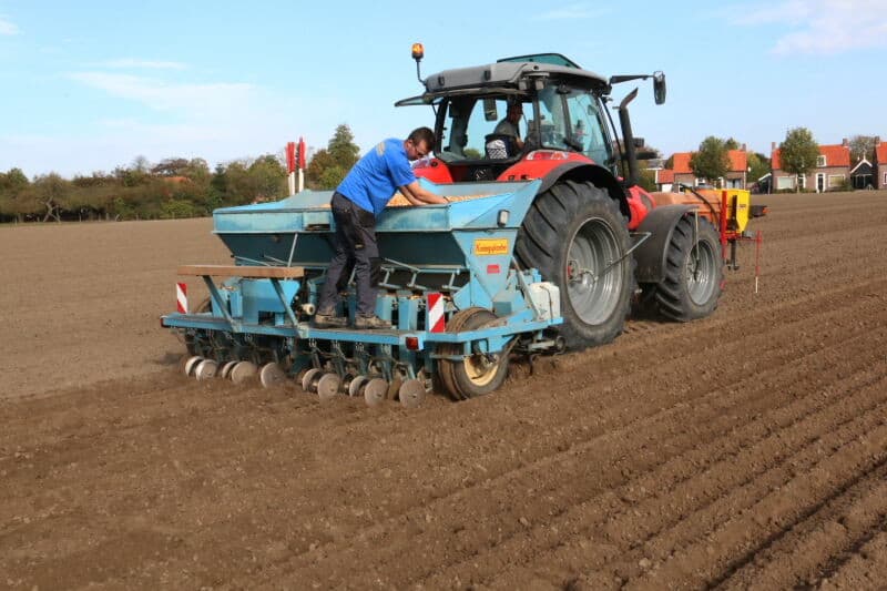 Een imposant gezicht, deze driewieler van voren gezien, met aan beide zijden een vloeistoftank. Tijdens het planten wordt geen middel toegevoegd. Vooraf is een beetje kunstmest gestrooid.