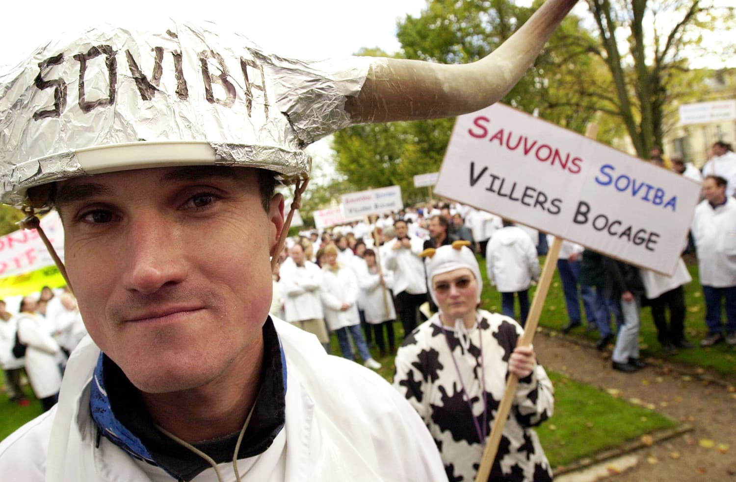 Werknemers van slachterij Soviba demonstreren op 10 oktober 2000 na het wegsturen van veel collega's naar aanleiding van een BSE-vondst. - Foto: ANP