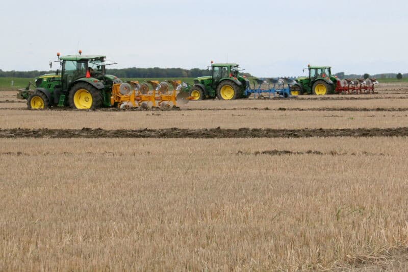 In totaal traden 26 ploegers aan om elkaar collegiaal af te troeven. Op de voorgrond Ruud Warren uit Wissenkerke met Fendt en 3-schaar Lemken. Hij werd 3e met 117 punten.