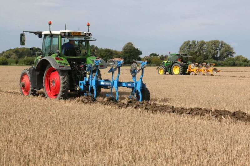 Landbouwbedrijf Ruys uit 's-Heer Arendskerke stelde een perceel beschikbaar voor de Zeeuwse kampioenschappen. Voor de regionale Schouwse kampioenschappen was een perceel van Tonco Padmos uit Scharendijke beschikbaar. Hier strijden 3 John Deere-ploegcombinaties met respectievelijk Rumptstad, Lemken en Cappon ploeg voor een ereplaats bij de Zeeuwse kampioenschappen. - Foto's: Anton Dingemanse