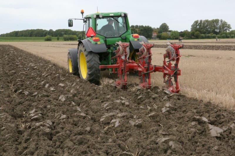 Steven Barentsen uit Veere verandert wat aan de instelling van zijn 4-schaar Rabewerk-ploeg. Hij moest uiteindelijk met de 6e plaats genoegen nemen.