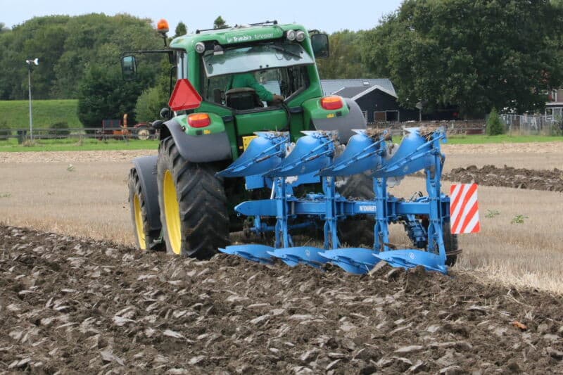 Het wedstrijdperceel bestaat uit lichte kleigrond die door de droogte mooi los valt. Hier ploegt Dave Noteboom uit Wolphaartsdijk met John Deere en Cappon 3-schaar. Hij werd met 106 punten 5e en viel daarmee buiten de prijzen.