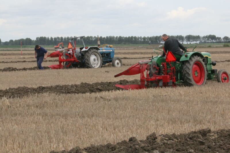 Naast het moderne geweld en de paardennostalgie werd geploegd met historische combinaties. 16 oldtimercombinaties verschenen op het veld verdeeld in heen en weer- en rondgaand. Op de voorgrond C. Davidse uit Meliskerke. Hij werd met Deutz en Cappon wentelploeg 2e in de categorie heen- en weergaand met 134 punten.