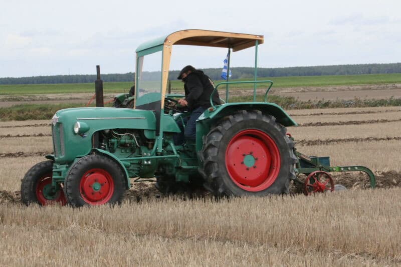 Bij de antieke tractoren waren ook bijzondere combinaties te bewonderen zoals deze in Nederland vrijwel onbekende Duitse Kramer uit 1962 met Niedersachsen rondgaande ploeg.