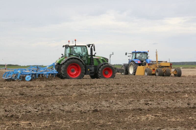 Aan het eind van de dag worden de geploegde veldjes met cultivator en kilverbak geëgaliseerd.