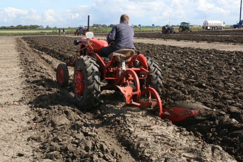 Een week later werden bij Scharendijke regionale wedstrijden gehouden georganiseerd door de ploegvereniging Schouwen-Duiveland. Hier ploegt nieuweling Joan Dorst uit Oosterland met Allis Chalmers trekker en dito 2-wegploeg zijn veld. Hij werd met 77 punten eerste in de categorie antiek.