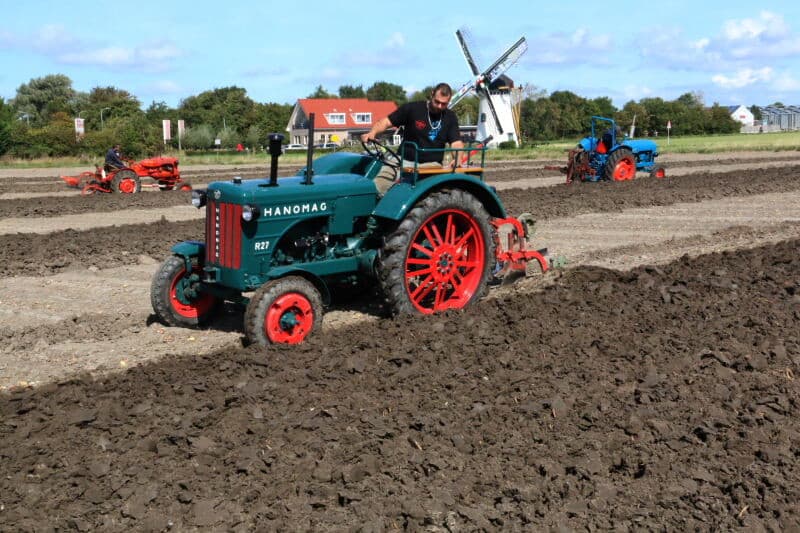 In deze categorie werd Bram van de Velde 2e met 72 punten. Hij ploegt met Hanomag en 2-weg Goudlandploeg. Op de achtergrond links winnaar Dorst en rechts Johan van der Hoek met een Fordson Super-Major.