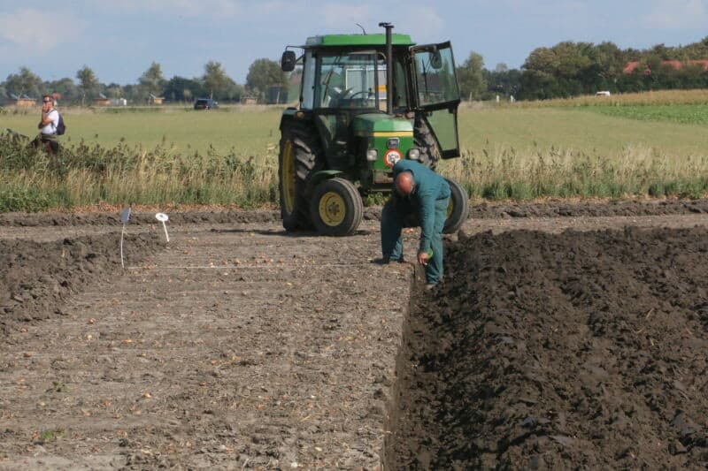 Kees den Boer uit Nieuwerkerk meet secuur of hij uitkomt bij de laatste ploegvaarten. Hij veroverde geen ereplaats, maar ging wel met een prijs naar huis. De vereniging heeft ruim 50 sponsors die kosten van organisatie en prijzen voor hun rekening nemen. Alle deelnemers gaan daarom met een prijs naar huis waarbij de nummers 1 uiteraard de eerste keus hebben.