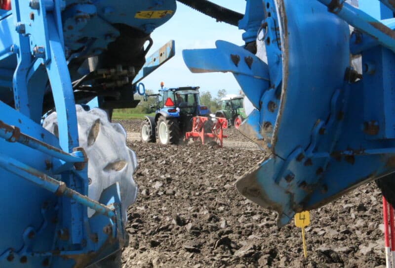 Gezien door de ploeg van winnaar Maurits den Boer. Lenno Hanse met New Holland en Niemeyer 2-schaar ploeg.