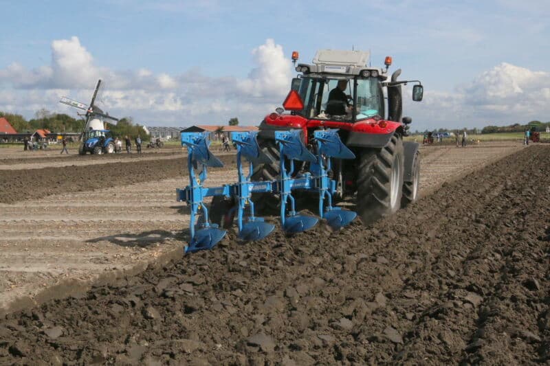 Leon van der Velde uit Kerkwerve ploegt zich met Massey-Ferguson en 4-schaar Lemken naar de 2e plaats met 140,5 punten.