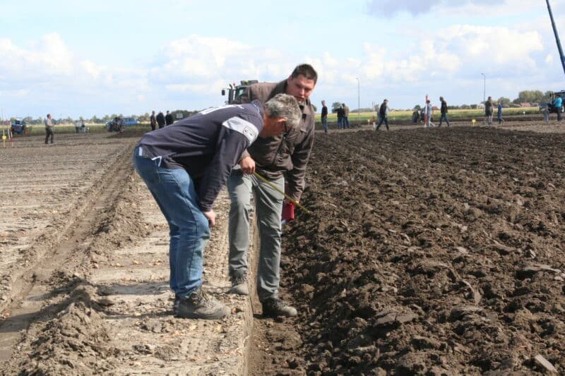 De jury controleert nauwgezet de verrichtingen. Zo is hier de ploegdiepte bepaalt op 22 centimeter en dat wordt uiteraard nagemeten. Omdat de doelstelling van de vereniging niet alleen het uitschrijven van wedstrijden is maar zeker is bedoeld om de kwaliteit van het ploegen te verbeteren, is naast 6 koppige jury ook een ploegdeskundige aanwezig die na de wedstrijd het ploegwerk gaat toelichten en suggesties voor verbetering aan de hand doet.