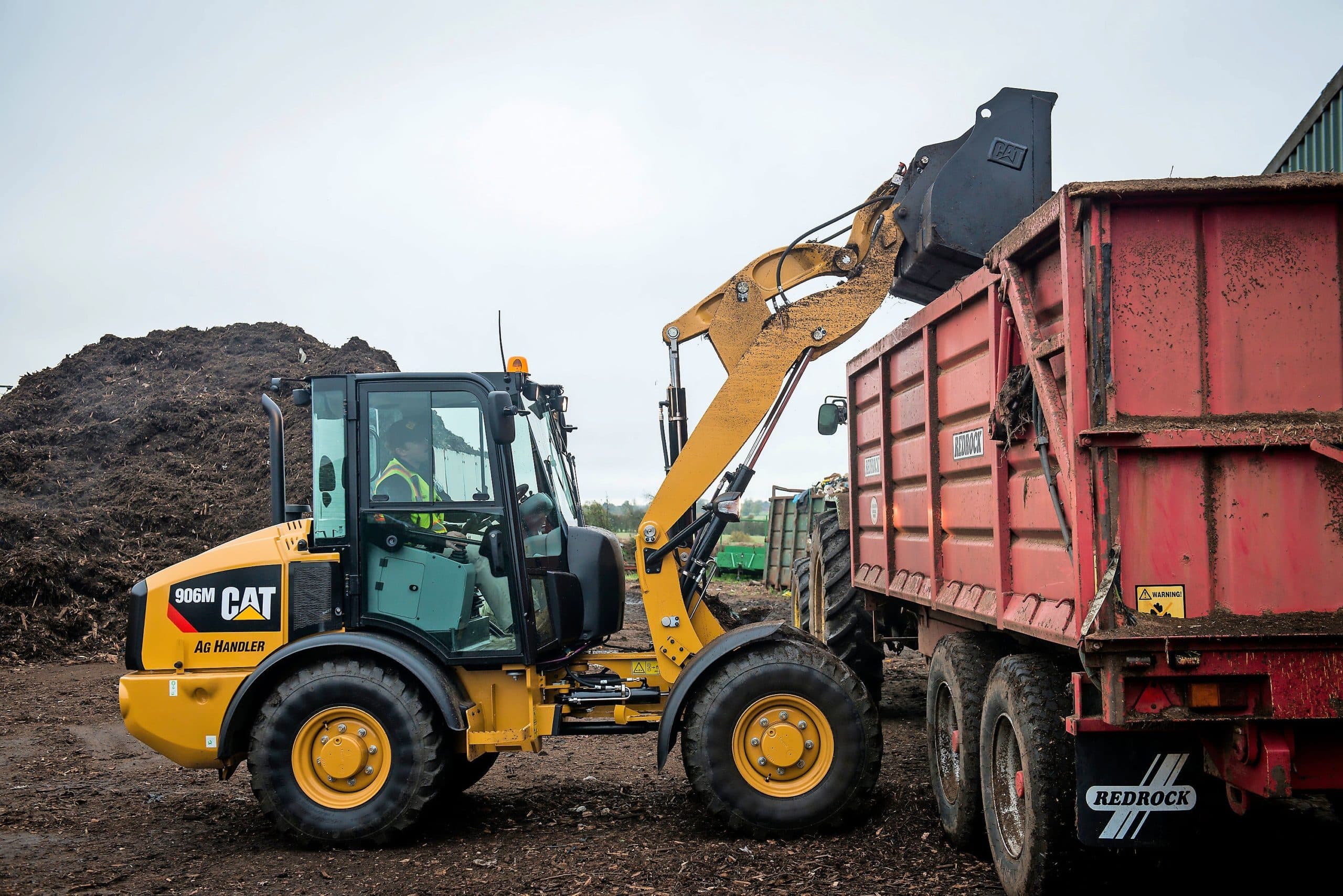 Cat 906M klaart klussen op en rond het erf