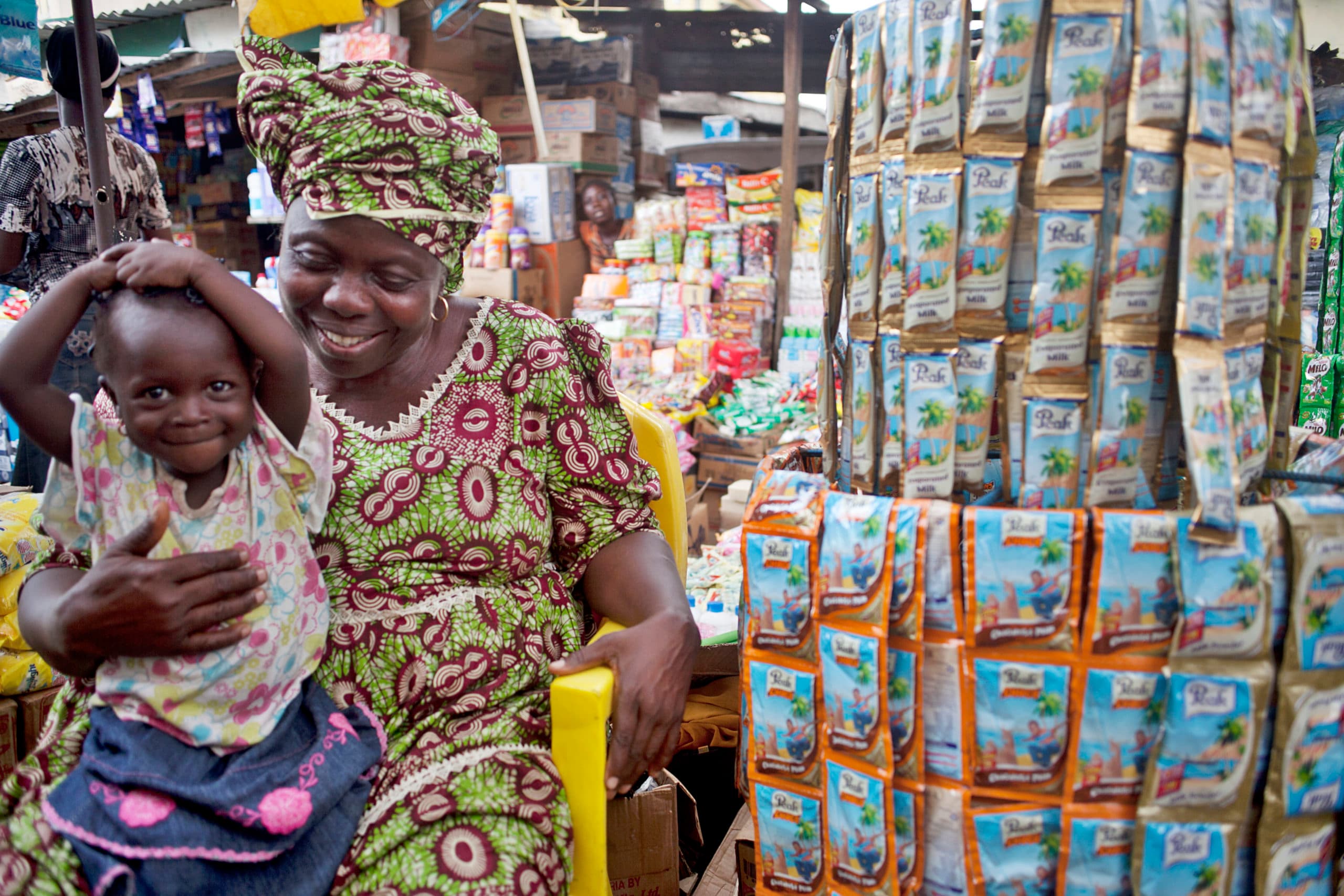 Verkoop van zakjes Peak-melk in Nigeria.