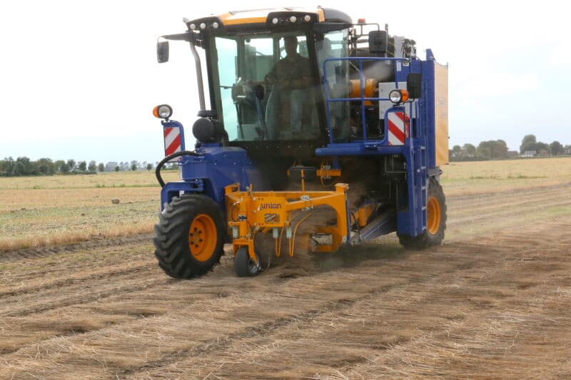 Timmers Agroservice uit Kerkwerve haalde voor de regen nog aardig wat vlas binnen. Dit bedrijf verzorgt voor Van de Bilt de gehele oogst in het noordelijk deel van Zeeland. Hier is Timmers met de laatste fase van de oogst bezig. Met een nieuwe Union GX250-balenpers worden de vlaszwaden op rollen geperst, klaar om op te halen. - Foto's: Anton Dingemanse