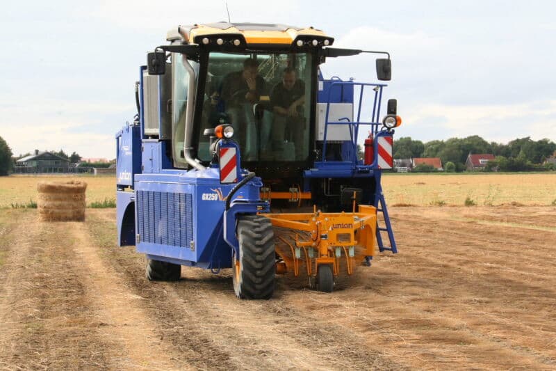 De laatste fase om het vlas van het land te krijgen is het persen. Het vlas moet op een specifieke manier tot ronde balen worden geperst om het later goed te kunnen verwerken op het vlasbedrijf. Om dit te optimaliseren heeft Timmers Agroservice geïnvesteerd in een splinternieuwe zelfrijdende balenpers, die hier voor het eerst wordt ingezet.