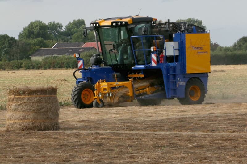 Deze Union GX250 zet de balen na het persen rechtop, zodat ze meteen bij het ophalen op elkaar gezet kunnen worden. Dit in tegenstelling tot de meest gebruikte getrokken pers, waarbij de balen op de ronde kant blijven liggen en eerst gekanteld moeten worden.