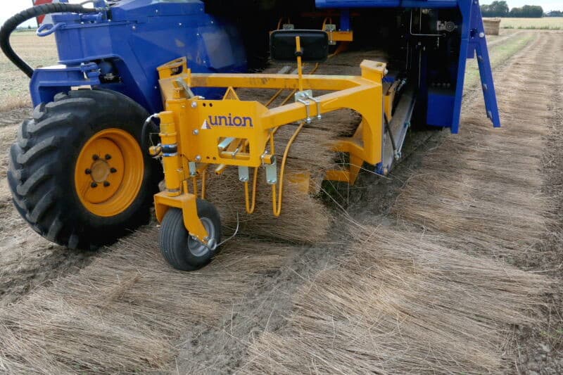 Na de regen wordt onder mooie omstandigheden verder geperst. Voor de regen is ongeveer 25 hectare geperst. Deze pers haalt door alle aanpassingen en vernieuwingen een dubbele capaciteit ten opzichte van de tot nog toe ingezette getrokken pers.