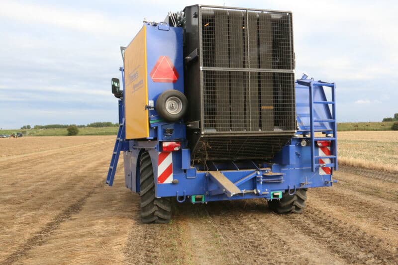 Dan is het tijd voor een tussentijdse versnapering. Monteur en teler zijn erbij om tijdens de maidentrip van deze machine de chauffeur met raad en daad bij te staan.