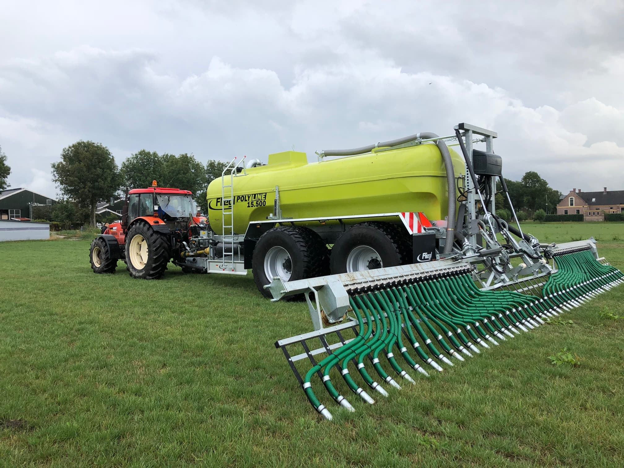 Kubota introduceert een nieuwe trekkerserie: de M4002. Deze serie bestaat uit 2 modellen, namelijk een M4062 (met 66 pk) en een M4072 (met 73 pk). Deze trekkers vervangen de huidige M6060- en M7060-modellen. De nieuwe serie heeft een grotere cabine en beter rondomzicht. Klimaatregeling, luchtgeveerde stoel en een dakraam zijn standaard. - Foto: Kubota