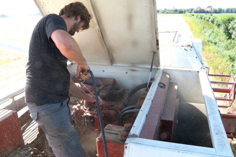 Adriaan Hartog uit Colijnsplaat dorst 20 hectare van het nieuwe vroege wintertarweras Talent. Ook hier ongeveer 10 ton met vochtgehalte 14% en hectolitergewicht van 80 kilo. Zo blijkt dat een oud en een nieuw ras wat opbrengst betreft niet veel voor elkaar onder doen.