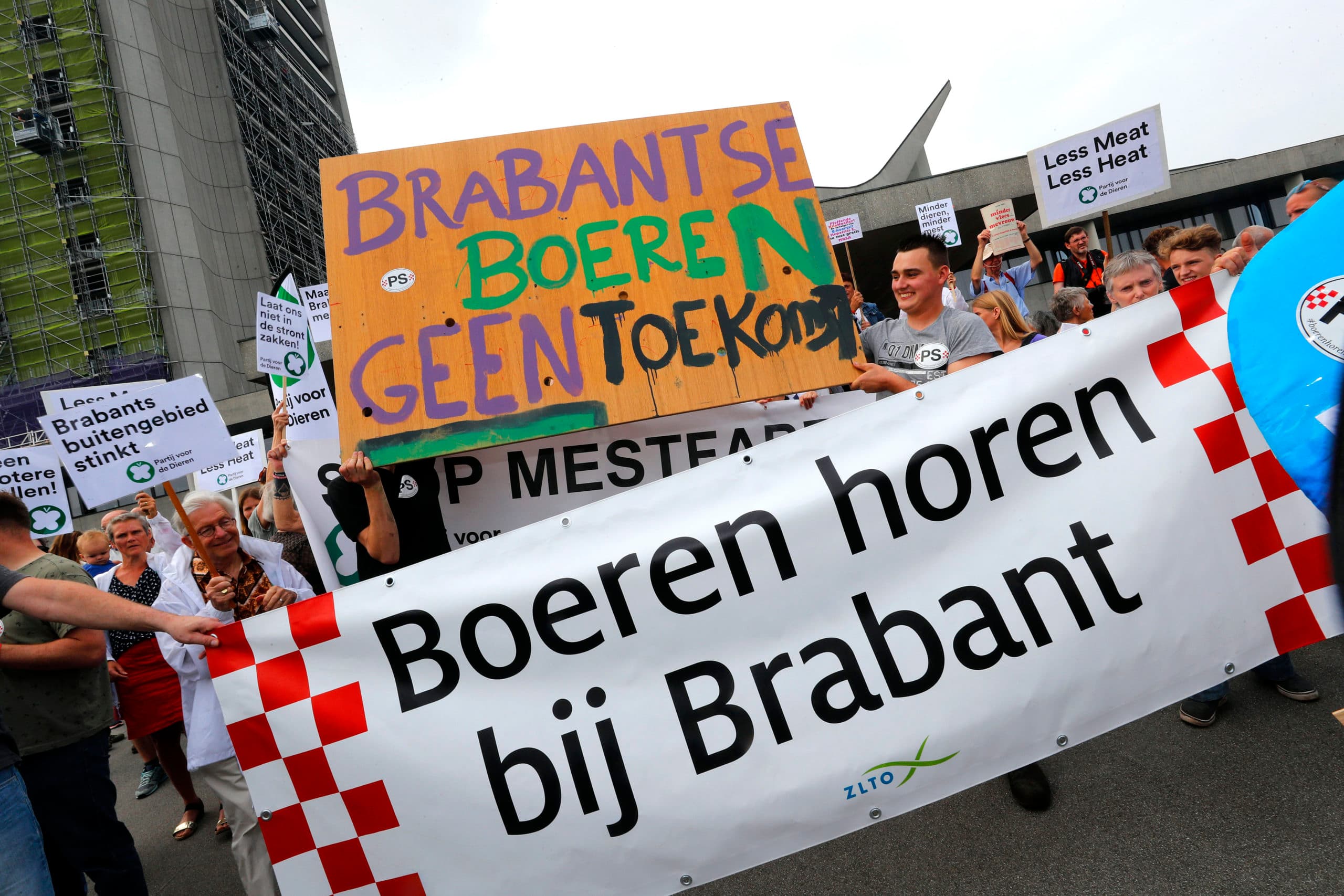 Juli 2017: boeren protesteren bij het provinciehuis tegen het Brabantse beleid. - Foto: Bert Jansen