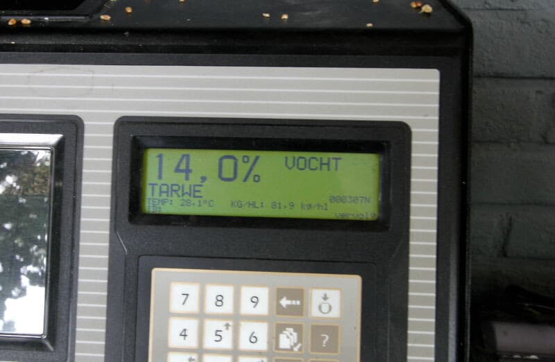 De inhoud van een tank wordt geleegd in een kipper.
