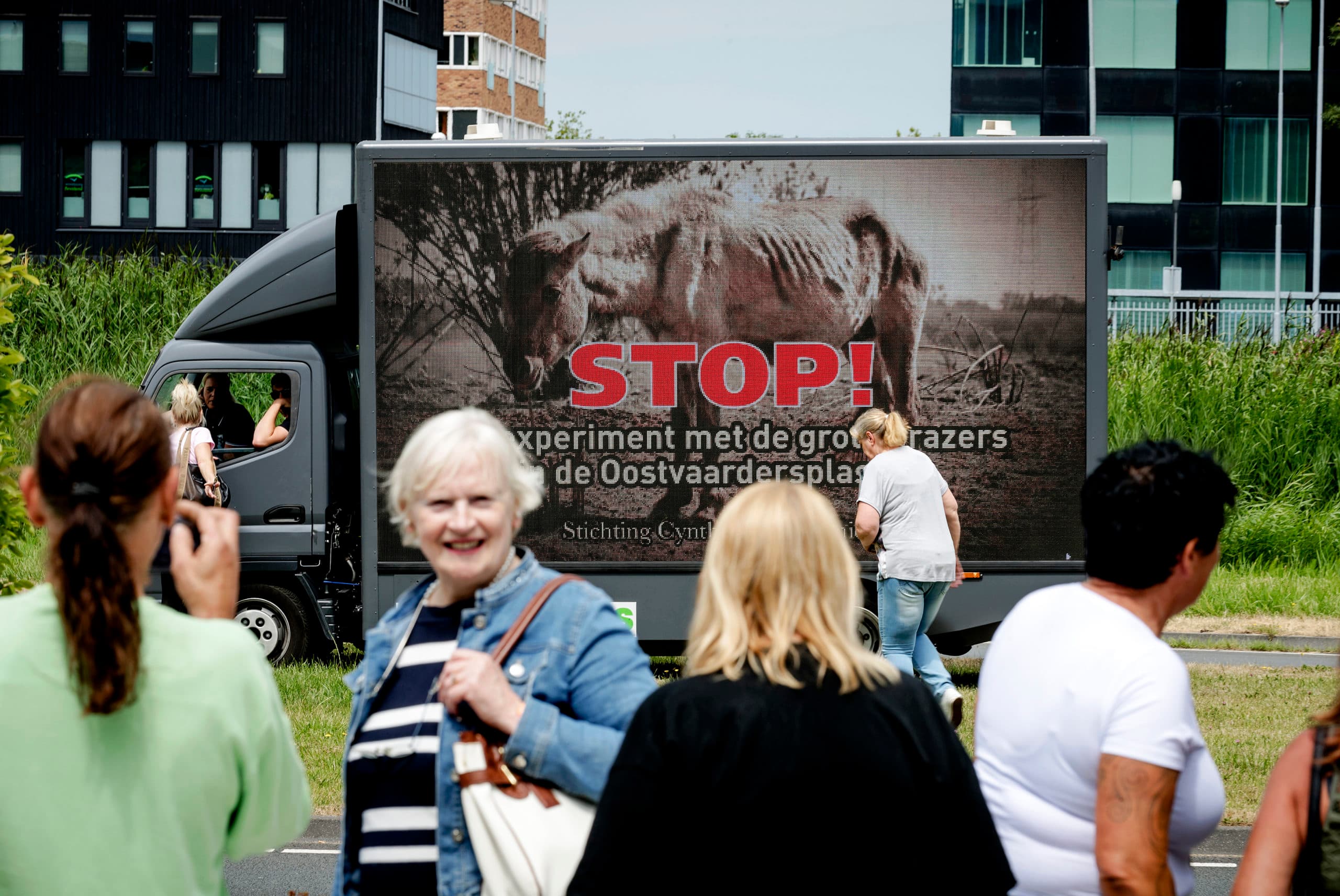 Actiegroepen bij het provinciehuis voor aanvang van het debat in de Provinciale Staten van Flevoland over het beheer van de Oostvaardersplassen. - Foto: ANP