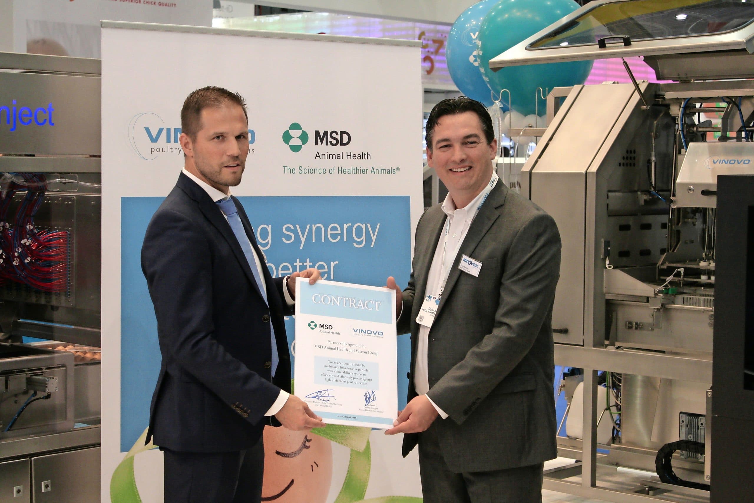 Bas Smaal, general manager bij Viscon Hatchery Automation (links), en Taylor Barbosa, directeur Global Poultry Marketing bij MSD Animal Health (rechts), na de ondertekening van het samenwerkingsdocument. - Foto: Hans Bijleveld
