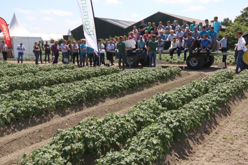 Naast het bietenplein maar wel in bieten was een uitleg en demonstratie van veldspuiten met een wingsprayer.