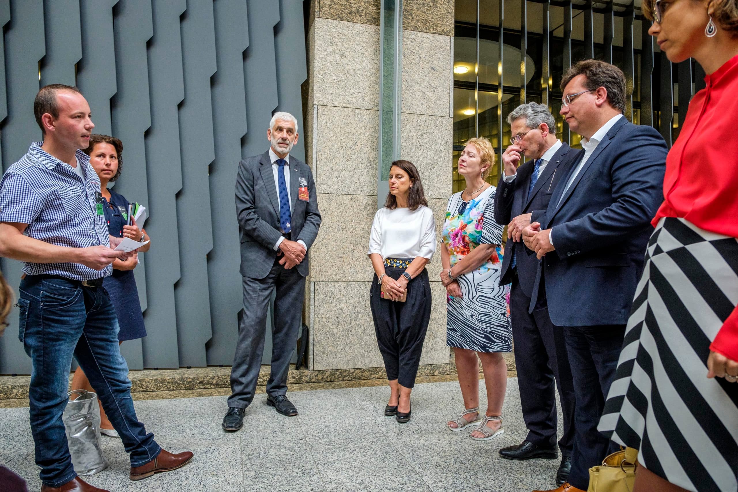 (C) Roel Dijkstra Fotografie / Foto : Fred Libochant Den Haag / overhandiging pluimveehouders petitie aan landbouwwoordvoerders van Tweede Kamer-partijen in de Statenpassage van de Tweede Kamer. Daarin vragen zij om steun voor door fipronil getroffen pluimveebedrijven