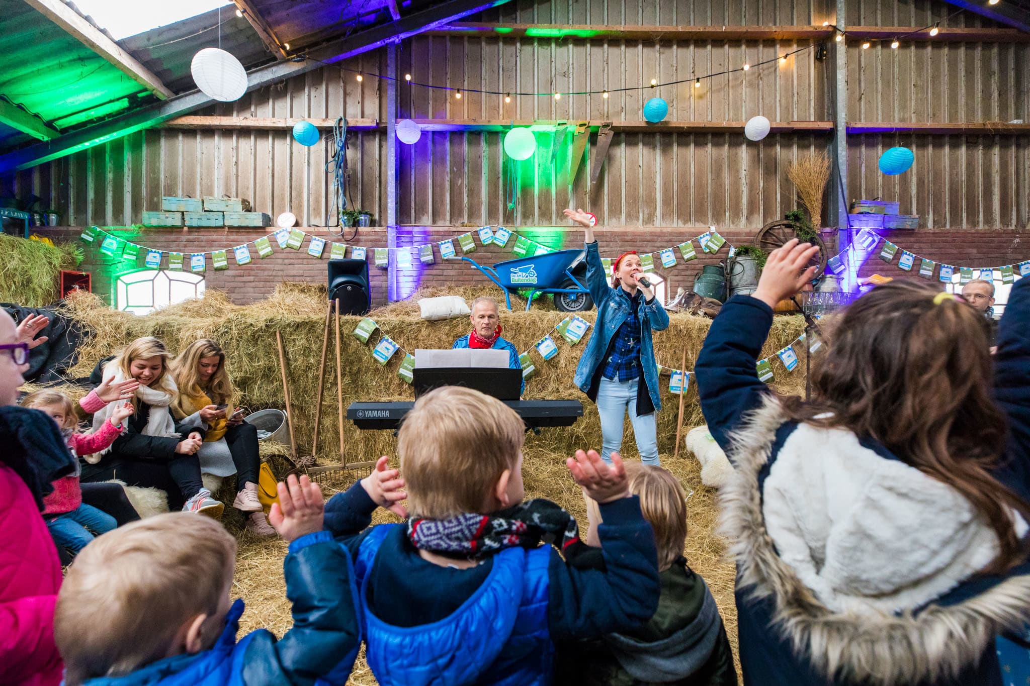 Publiek op een veehouderijbedrijf op de AH buitendagen. - Foto: Rolf van Koppen