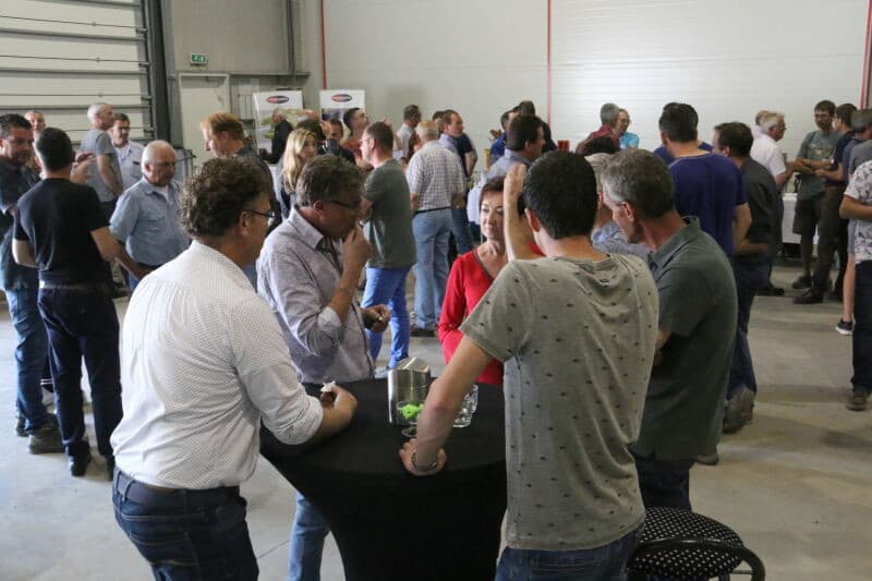 De Tour de Farm is een jaarlijkse traditie die een keer in Nederland en een keer in België wordt georganiseerd. Deze keer was het landbouw- en loonbedrijf van de familie Waverijn in het Zeeuwse Philippine de locatie van het evenement in Nederland. De ruim honderd bezoekers kregen een gevarieerd programma voorgeschoteld dat werd afgesloten met een barbecue. - Foto's: Anton Dingemanse