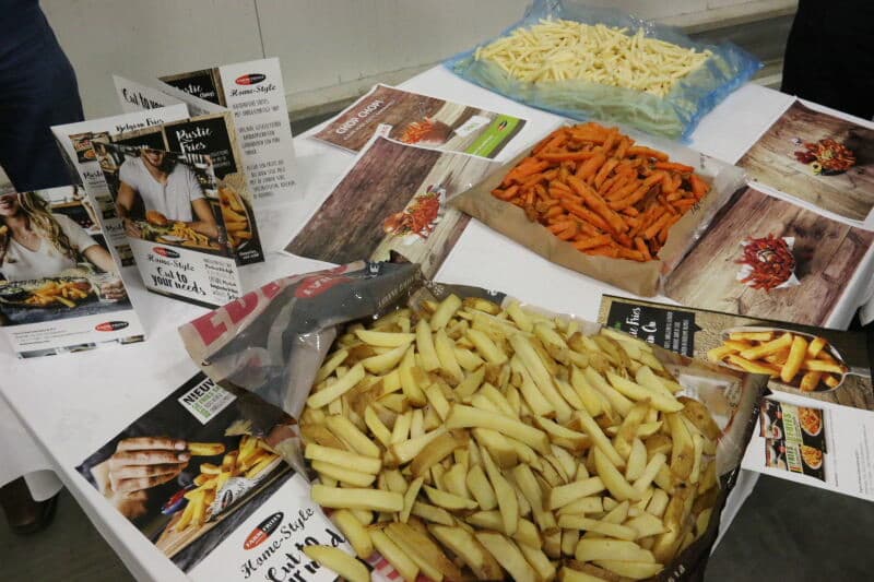Farm Frites organiseert jaarlijks meerdere dagen voor specifieke doelgroepen. Tour de Farm wordt samen met Bayer georganiseerd en is gericht op telers en leveranciers van aardappelen voor de fritesverwerking. Hier een indruk van verschillende fritessoorten. Bijzonder is de noviteit friet van zoete bataat, in het midden. Deze maakt inmiddels deel uit van het assortiment van Farm Frites.