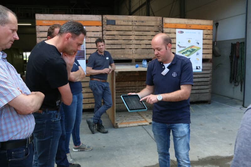 Aan de digitale ontwikkelingen in de landbouw is ook niet aan voorbij gegaan. Sjors Leermakers van Bayer legt hier de werking van een wifi regenmeter uit.