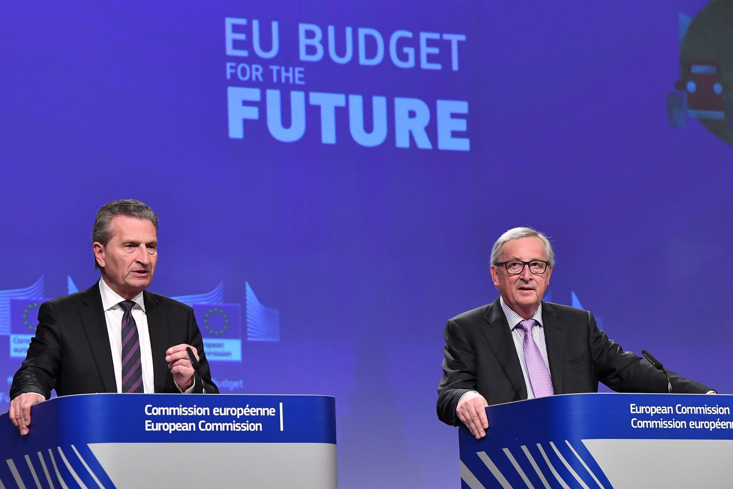 Budgetcommissaris Gunther Oettinger en voorzitter van de Europese Commissie Jean-Claude Juncker (rechts) bij de presentatie van het EU-budget. - Foto: ANP
