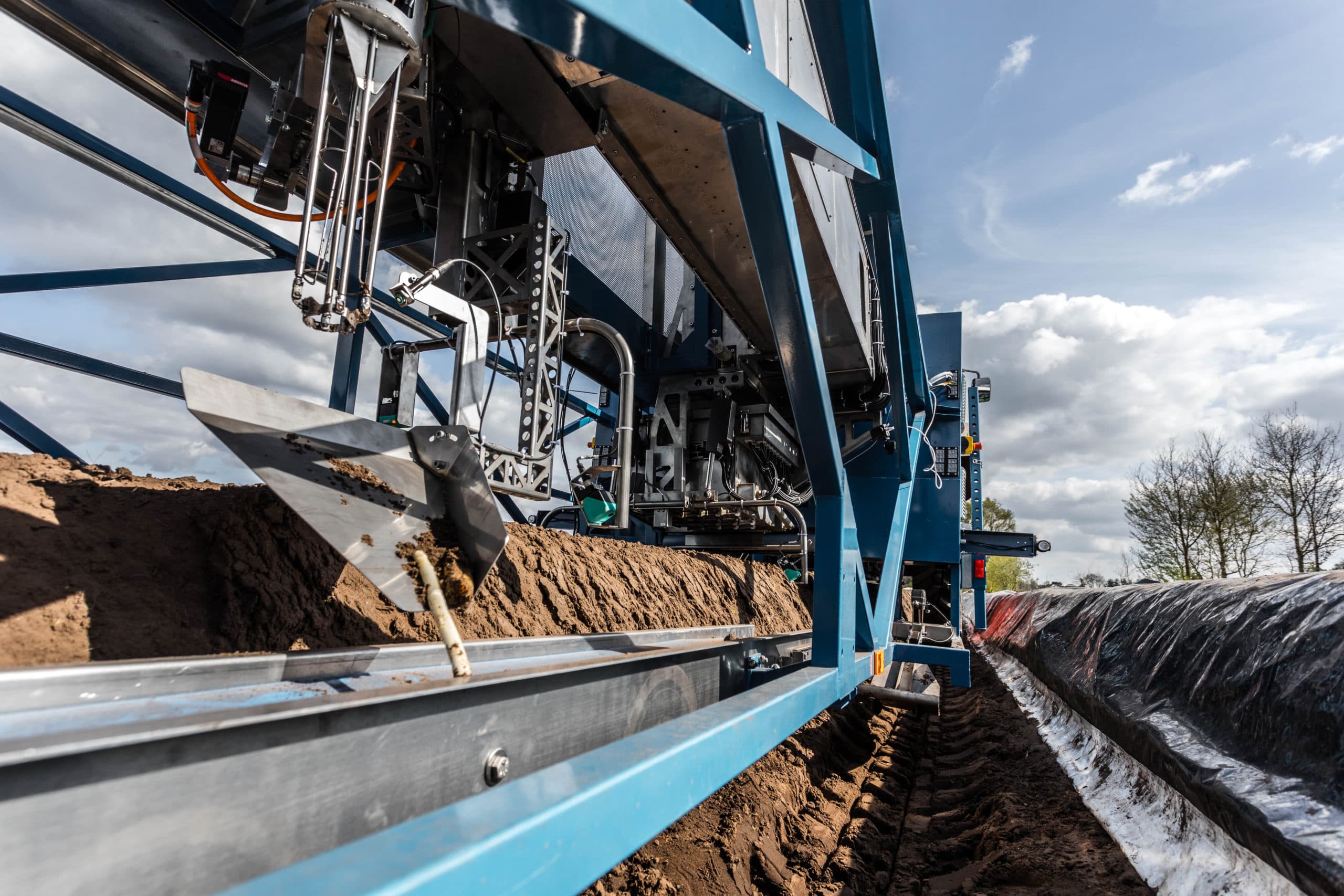 De aspergeoogstmachine van Cerescon. - Foto: ANP
