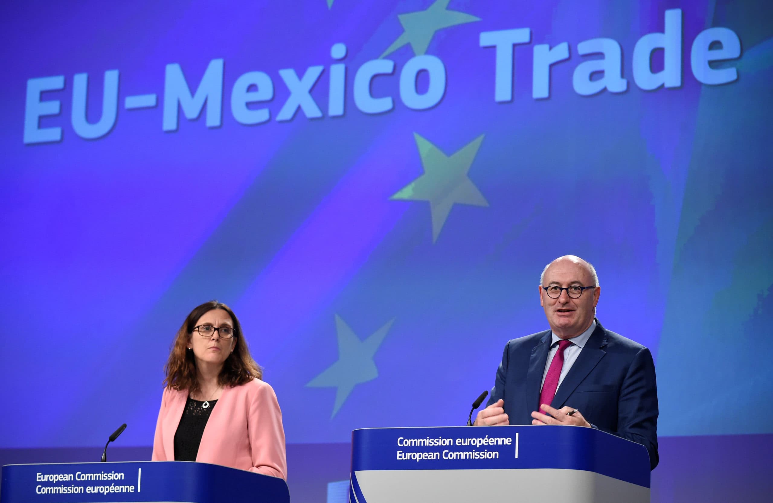Europese Commissarissen Cecilia Malmstrom (handel) en Phil Hogan (landbouw) bij de bekendmaking met het verdrag met Mexcio. - Foto: ANP