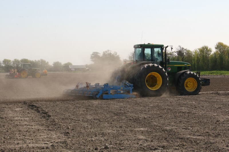 Voor de volgende werkgang wordt nog even de plantdiepte gecontroleerd.
