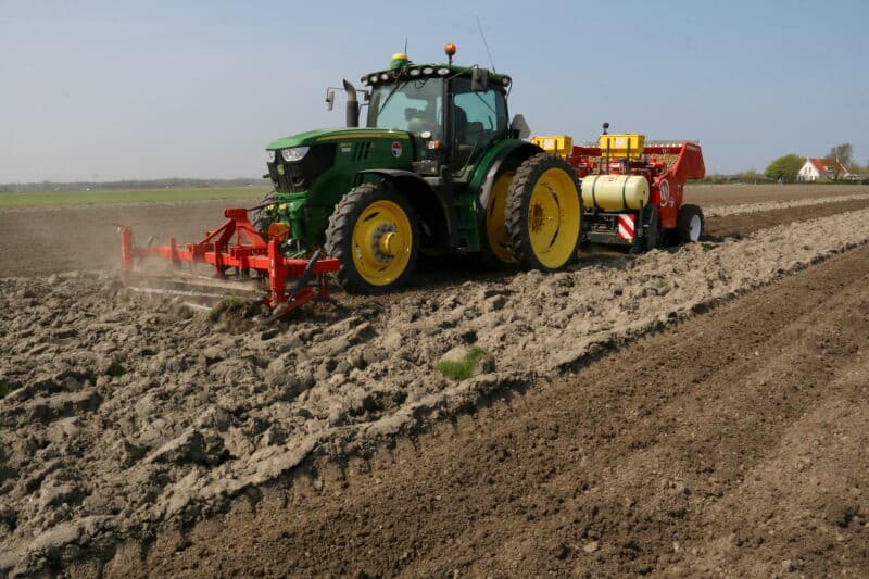 Voorop de pootmachine de beide tanks met Urean en Borium. Er wordt ongeveer 125 liter per hectare geïnjecteerd.