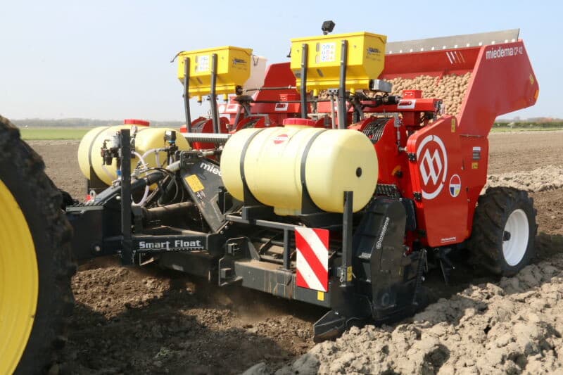 Met de fronteg wordt de toplaag verkruimeld en geëgaliseerd. Een frees voor de pootmachine maakt het werk af.