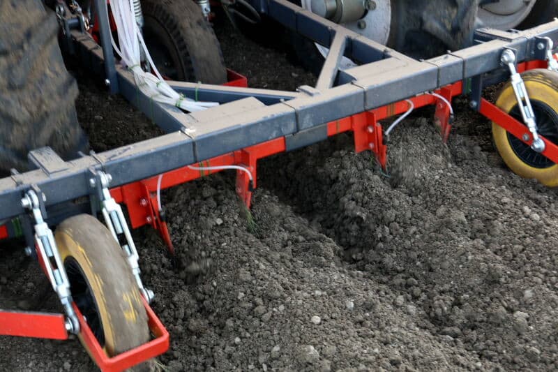Op advies van de teeltadviseur hebben wij deze Ureaninjecteur op de pootmachine gebouwd. Als de aardappel gaat wortelen, is de meststof nu meteen beschikbaar. Dat zal de groei en het rendement verbeteren , aldus Johan van der Wekken.