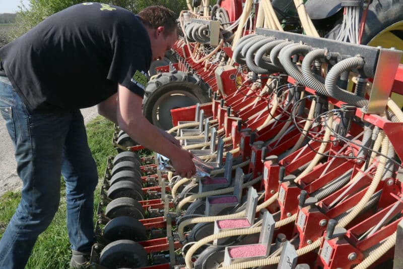 Het perceel is in het najaar geploegd en nu met rotoreg klaargelegd. In deze niet al te zware en wat hogere grond gaat het poten zonder problemen.