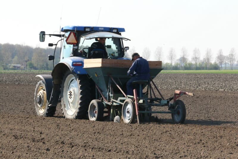 De eerste aardappelen gingen de grond in. Hier plant Johan Rentmeester bij Brouwershaven 3 hectare Musica.