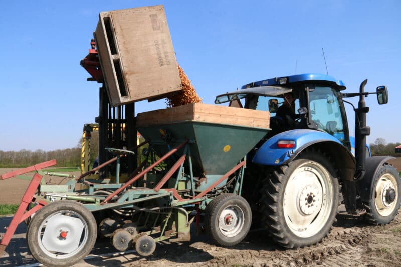 Het is de eerste keer sinds een week of vier dat weer mest over bouwland kan worden uit gereden. In wintertarwe is in de tussentijd wel mest uitgereden.